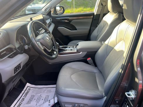 Used 2022 Toyota Highlander Limited image 13