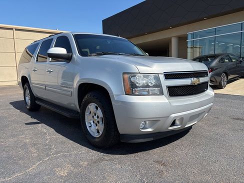 Used 2011 Chevrolet Suburban LT RWD image 3