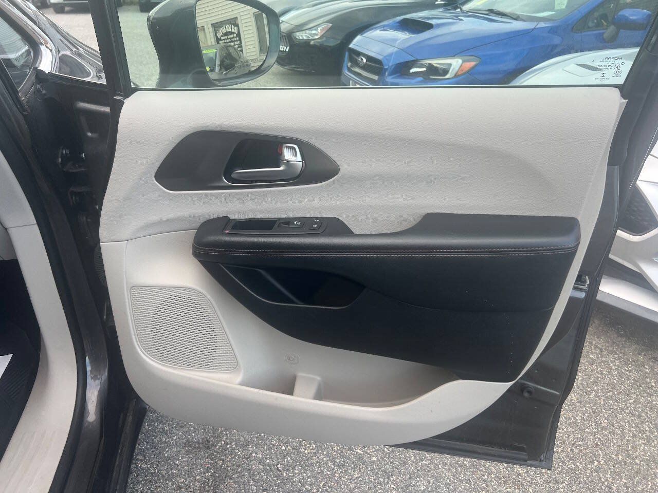 Used 2020 Chrysler Pacifica Touring-L FWD image 13