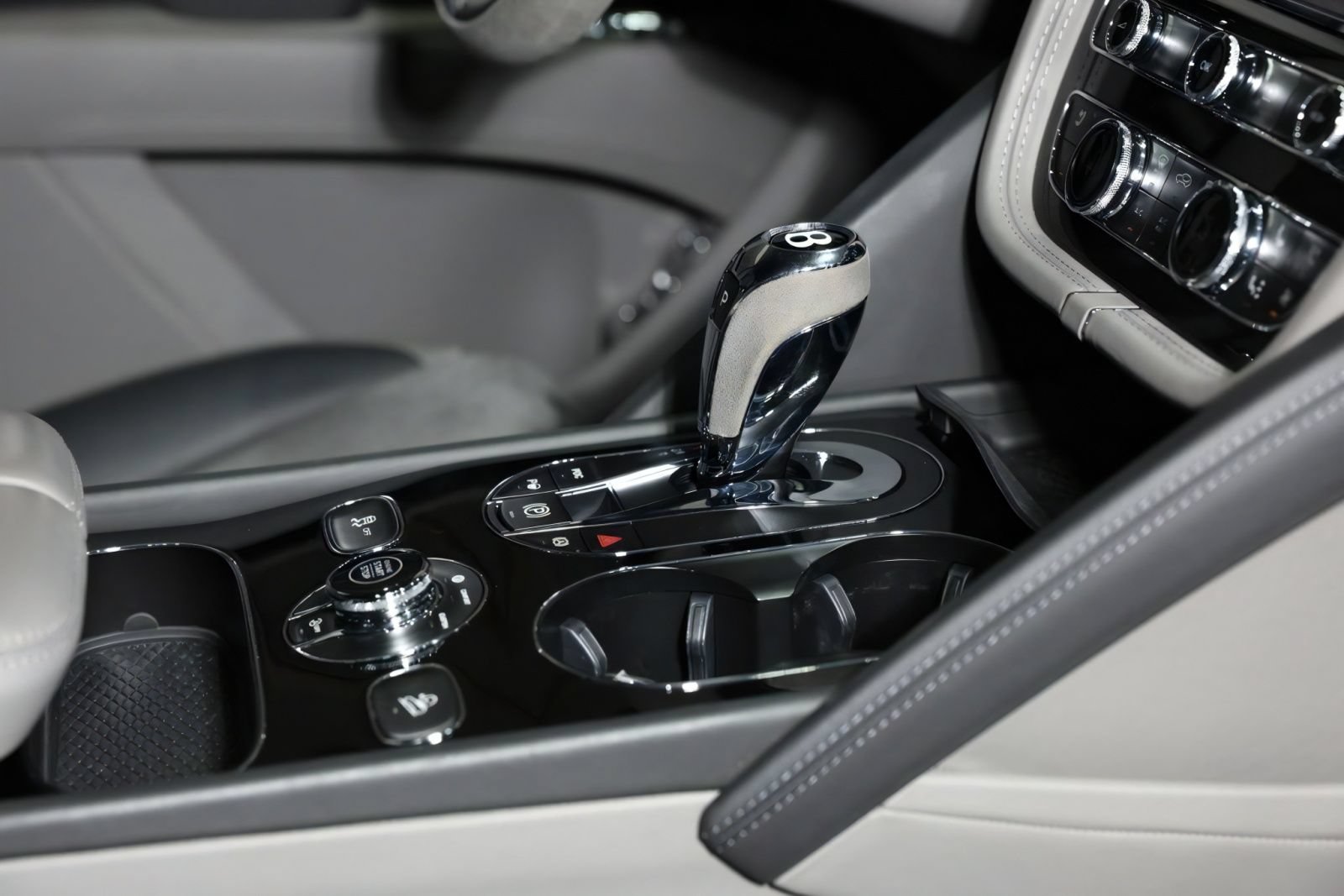 Used 2022 Bentley Bentayga AWD/4WD image 40