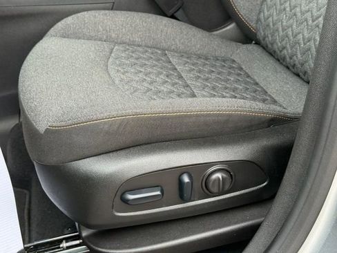 Used 2024 Chevrolet Equinox LT FWD image 23