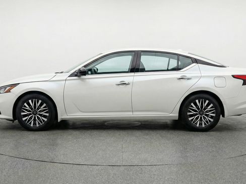 Used 2025 Nissan Altima 2.5 SV FWD image 5