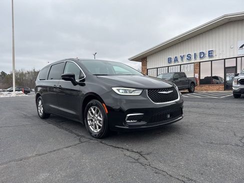 Used 2024 Chrysler Pacifica Touring-L image 2