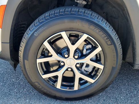 Certified 2024 Jeep Grand Cherokee L Limited w/ Luxury Tech Group II image 17