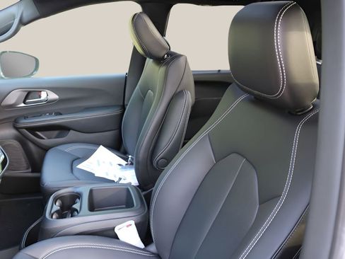 New 2026 Chrysler Pacifica Select FWD image 12