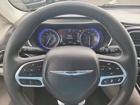 Used 2024 Chrysler Pacifica Touring-L FWD image 32