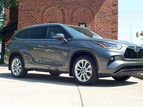 Used 2023 Toyota Highlander Limited AWD/4WD image 3