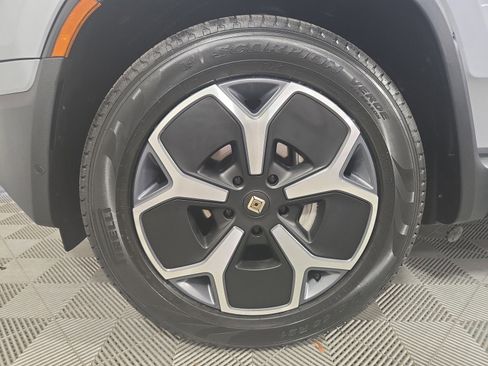 Used 2024 Rivian R1T Adventure image 9