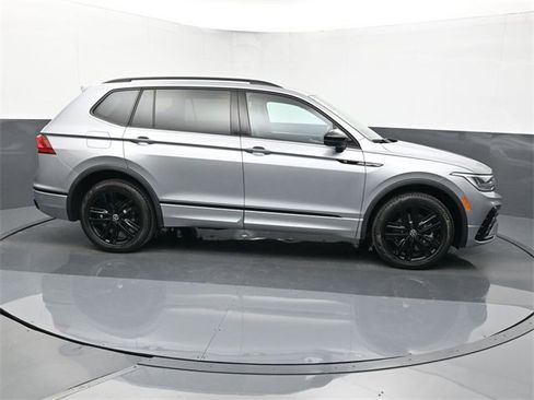 Used 2022 Volkswagen Tiguan SE R-Line image 6