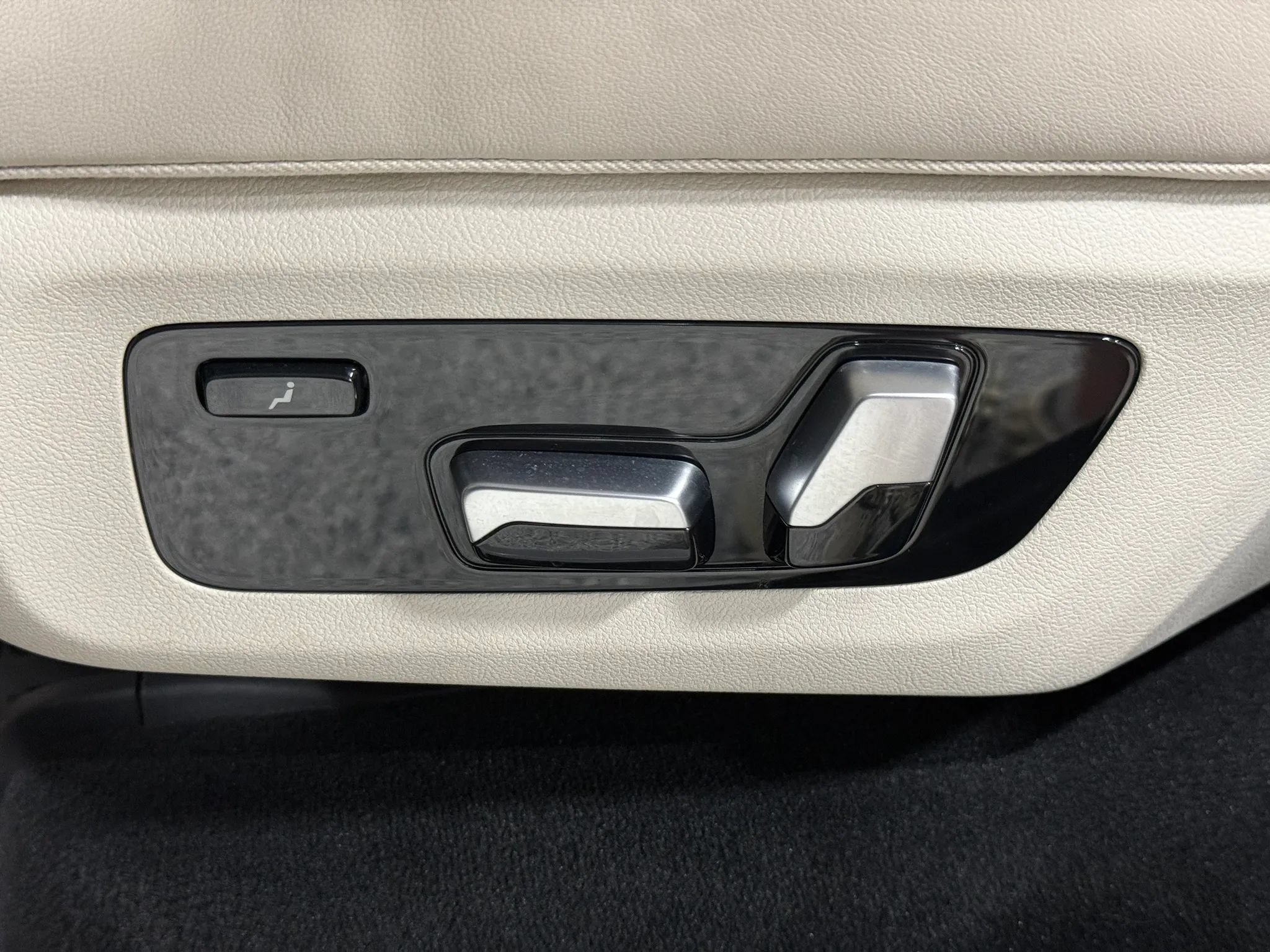 Used 2020 BMW X7 M50i w/ Executive Package AWD/4WD image 79
