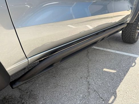 Used 2025 Chevrolet Colorado ZR2 w/ Technology Package AWD/4WD image 9
