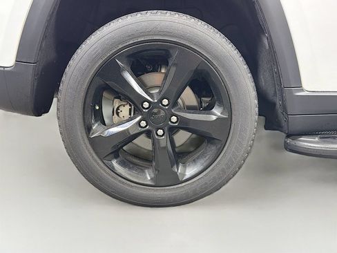 Used 2023 Jeep Grand Cherokee Altitude AWD/4WD image 33
