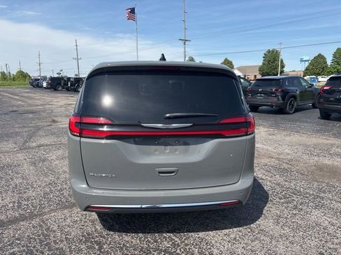 Used 2025 Chrysler Pacifica Select FWD image 5
