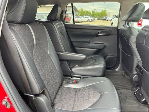 Used 2024 Toyota Highlander XLE AWD/4WD image 22