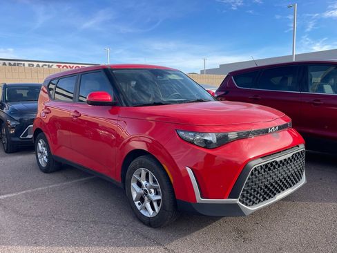 Used 2023 Kia Soul LX w/ LX Technology Package image 2