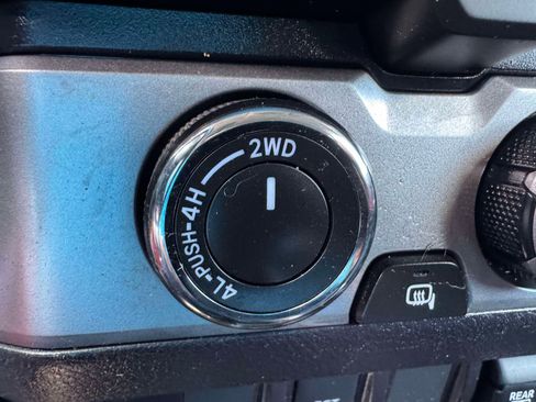 Certified 2021 Toyota Tacoma SR5 AWD/4WD image 32