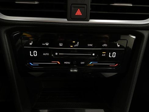 New 2025 Volkswagen Taos SE image 22