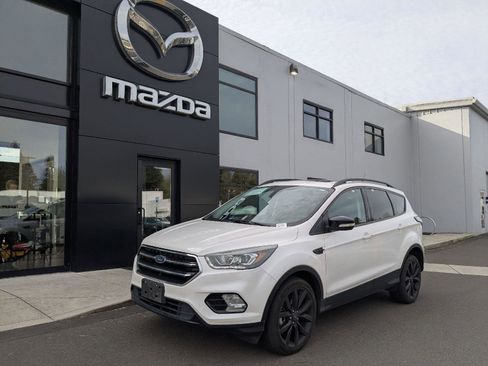 Used 2017 Ford Escape Titanium image 1