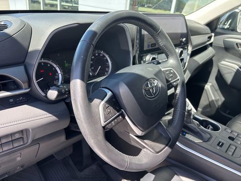 Used 2024 Toyota Highlander XLE AWD/4WD image 7