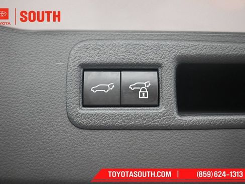Used 2023 Toyota Venza LE AWD/4WD image 31