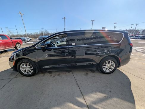 Used 2024 Chrysler Pacifica Touring-L image 7