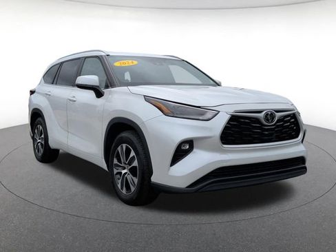 Used 2024 Toyota Highlander XLE FWD image 8