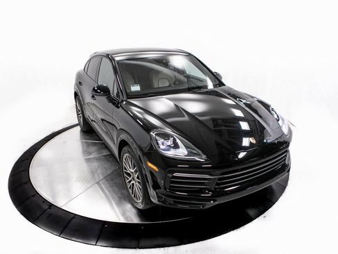 Certified 2022 Porsche Cayenne Platinum Edition image 38