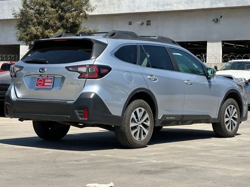 Used 2020 Subaru Outback Premium w/ Popular Package #1 AWD/4WD image 3