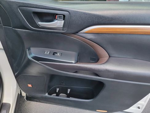 Used 2017 Toyota Highlander AWD V6 image 20