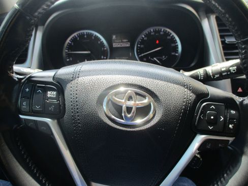 Used 2017 Toyota Highlander SE w/ Carpet Mat Package AWD/4WD image 19