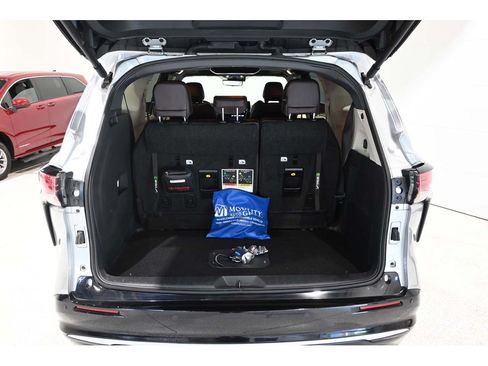 Used 2024 Toyota Sienna Platinum FWD image 25