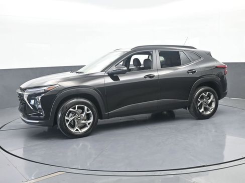 Used 2025 Chevrolet Trax LT w/ Driver Confidence Package FWD image 2