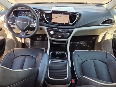 Used 2023 Chrysler Pacifica Limited image 18