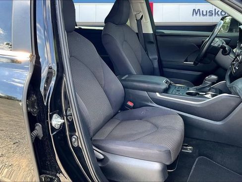 Used 2024 Toyota Highlander LE image 27