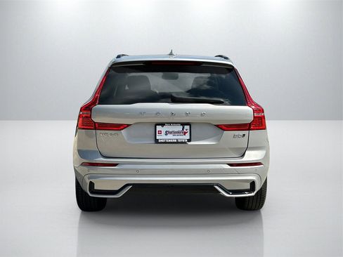 Used 2024 Volvo XC60 B5 Core image 5