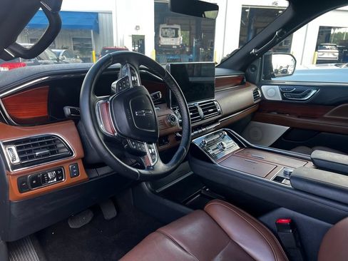 Used 2023 Lincoln Navigator L Reserve AWD/4WD image 3