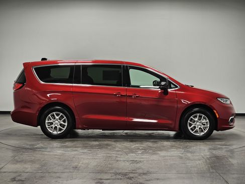 New 2026 Chrysler Pacifica Select FWD image 9