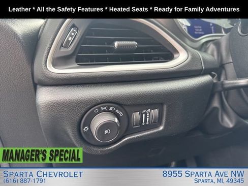 Used 2025 Chrysler Pacifica Select FWD image 13