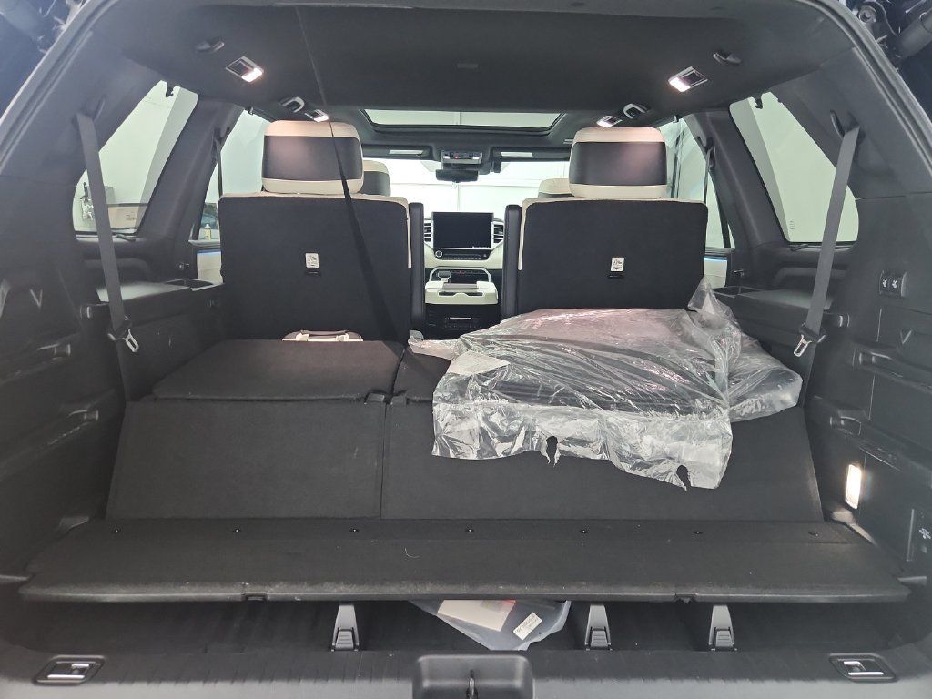 Used 2023 Toyota Sequoia Capstone AWD/4WD image 36