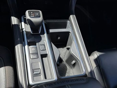 Certified 2025 Nissan Pathfinder SL image 17