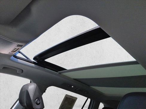 Certified 2023 Volkswagen Tiguan SE w/ Panoramic Sunroof Package AWD/4WD image 16