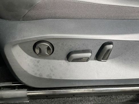 Used 2024 Volkswagen Tiguan SE image 11