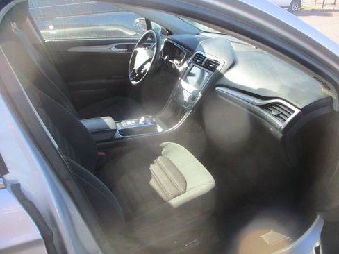 Used 2017 Ford Fusion SE w/ Fusion SE Technology Package image 7