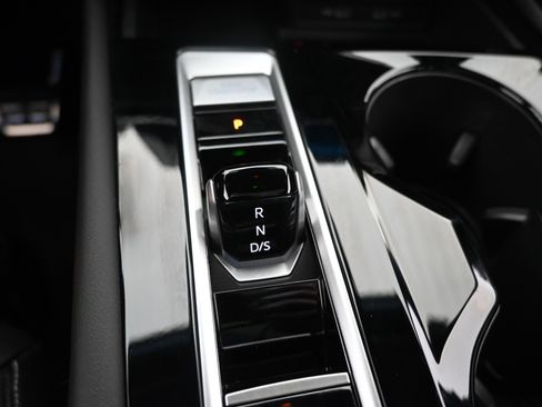 Used 2024 Volkswagen Atlas Cross Sport SEL R-Line image 33