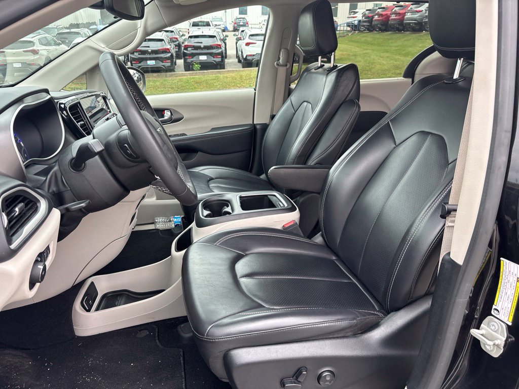 Used 2023 Chrysler Pacifica Touring-L FWD image 6