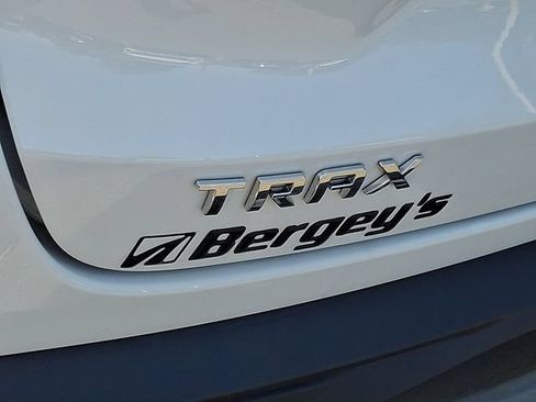 Used 2024 Chevrolet Trax ACTIV w/ Sunroof Package FWD image 5