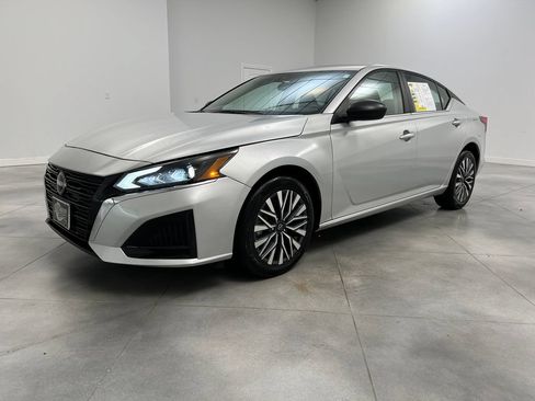 Used 2024 Nissan Altima 2.5 SV AWD/4WD image 4