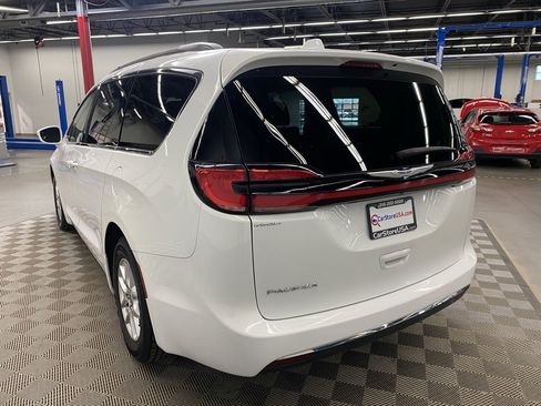 Used 2022 Chrysler Pacifica Touring-L image 9