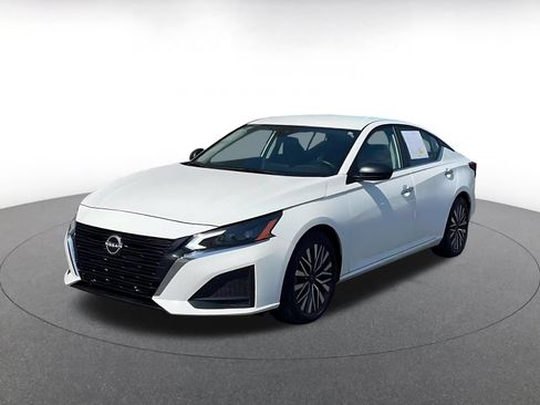 Used 2025 Nissan Altima 2.5 SV FWD image 7