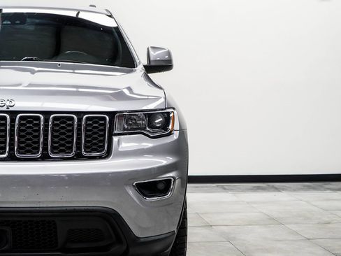 Used 2021 Jeep Grand Cherokee Laredo image 4